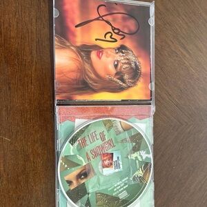 Taylor Swift, the life of a showgirl signed CD